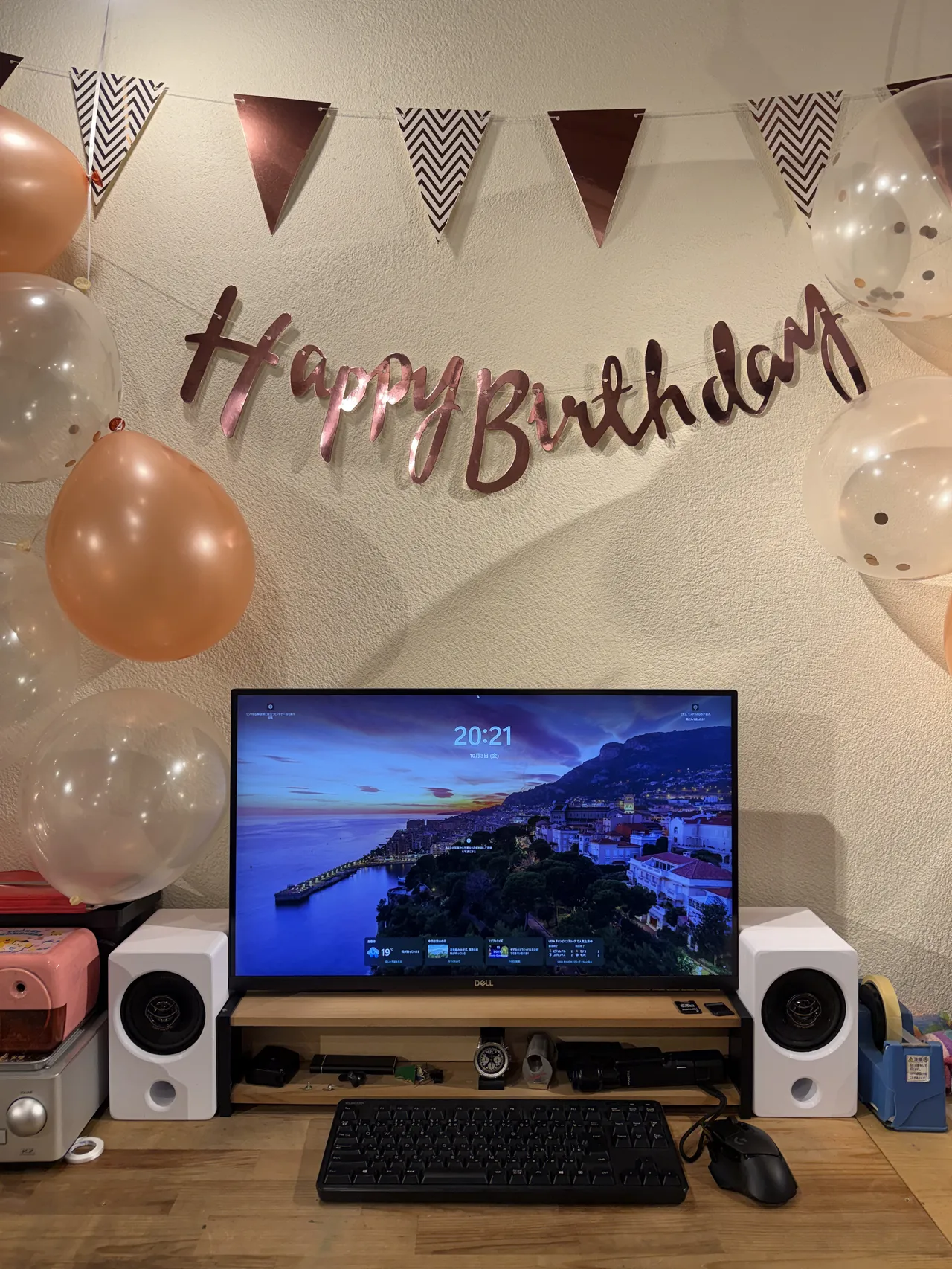 完成品をPCデスクに設置した様子