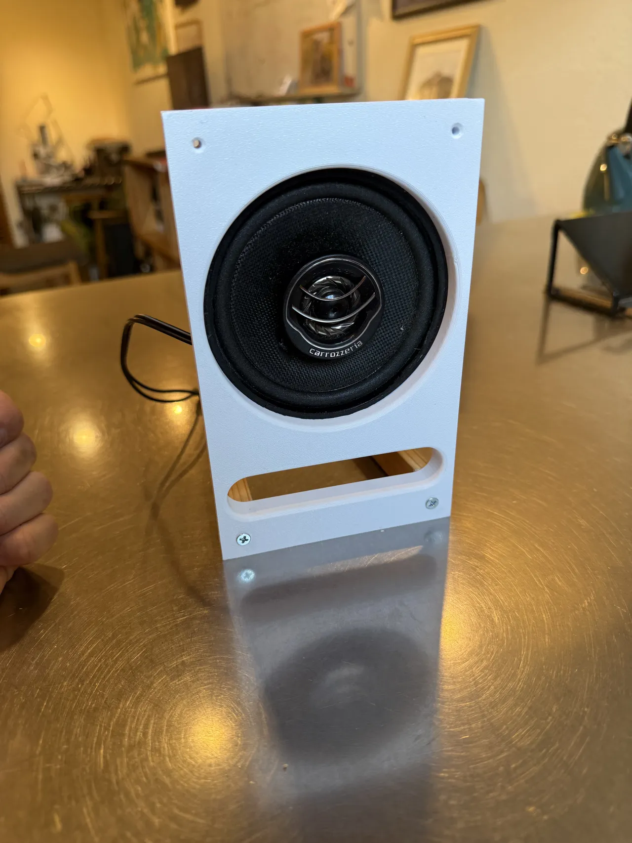 初代スピーカー正面。スロットポートが見える