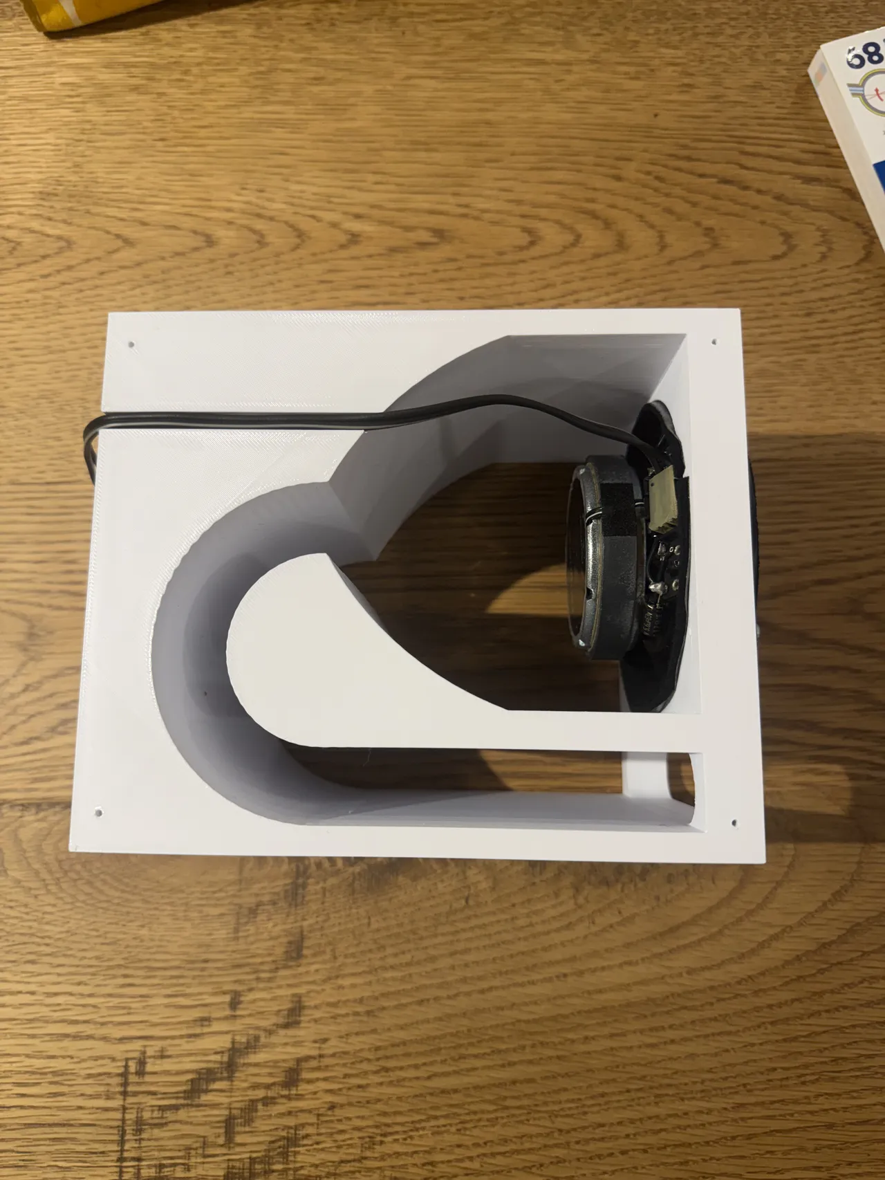 二代目の内部構造。大きな曲線ダクトが見える