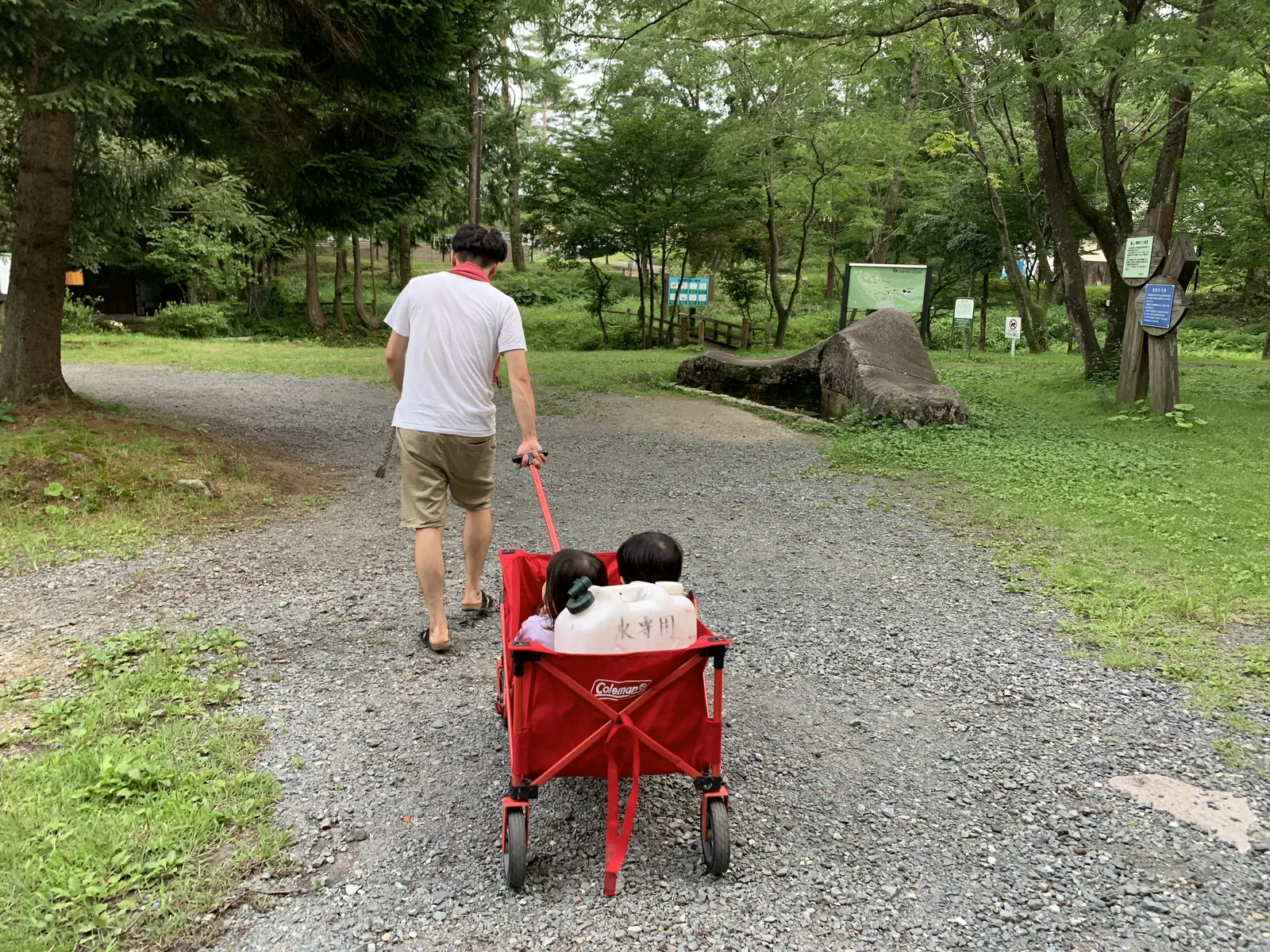 アウトドアワゴンで水汲み