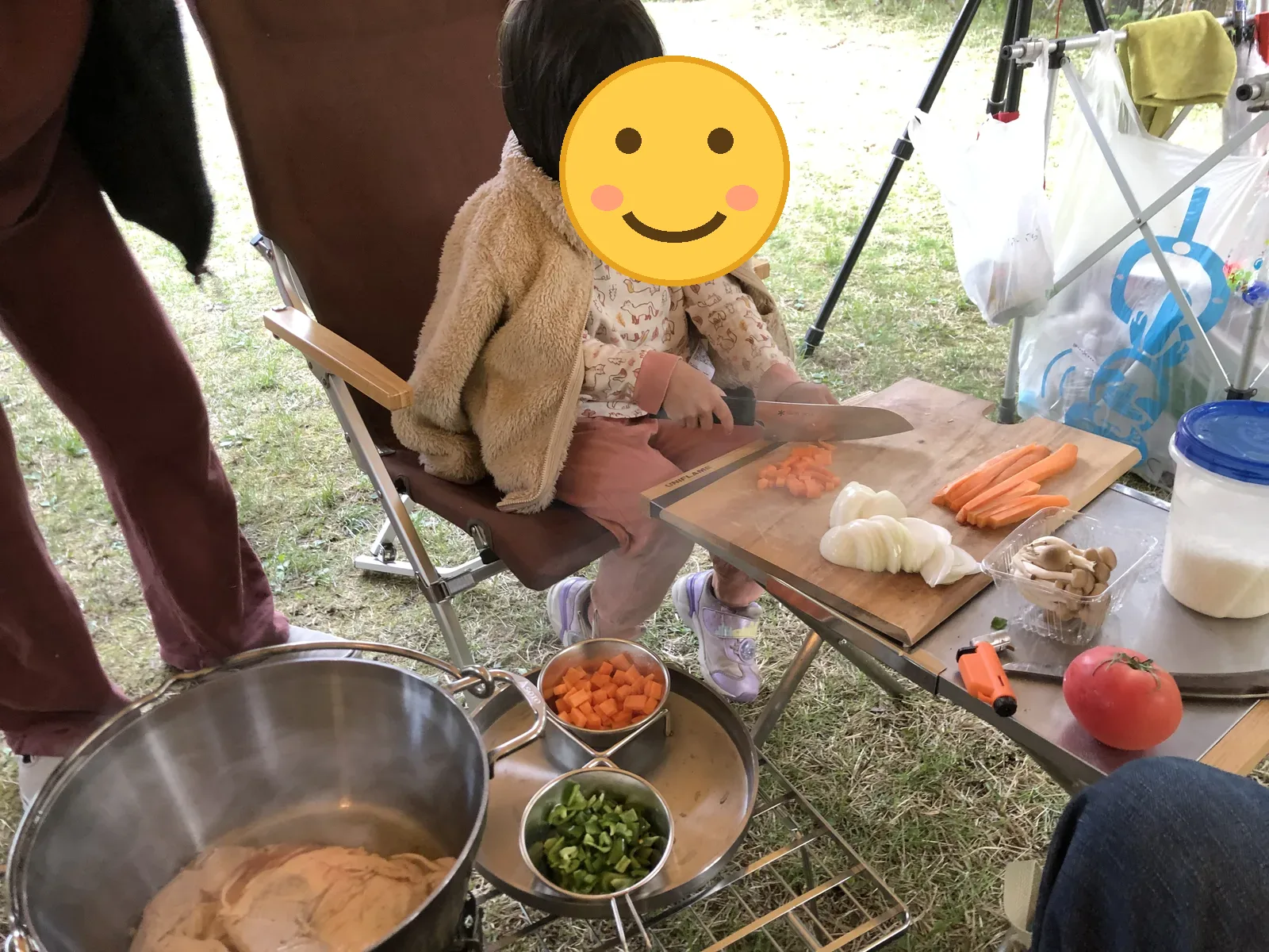 子供と一緒にダッチオーブン料理の下ごしらえ