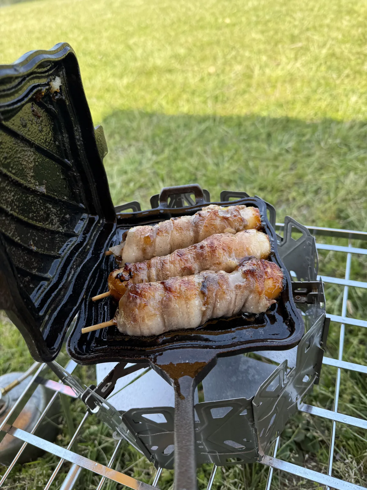 OUTSIDE INの鋳鉄ホットサンドメーカーで焼いたみたらし団子の肉巻き