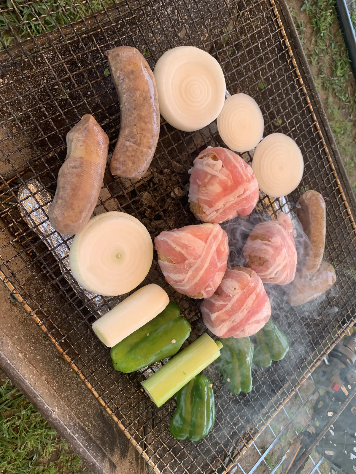 焚火台Lに網を載せてBBQをしているところ