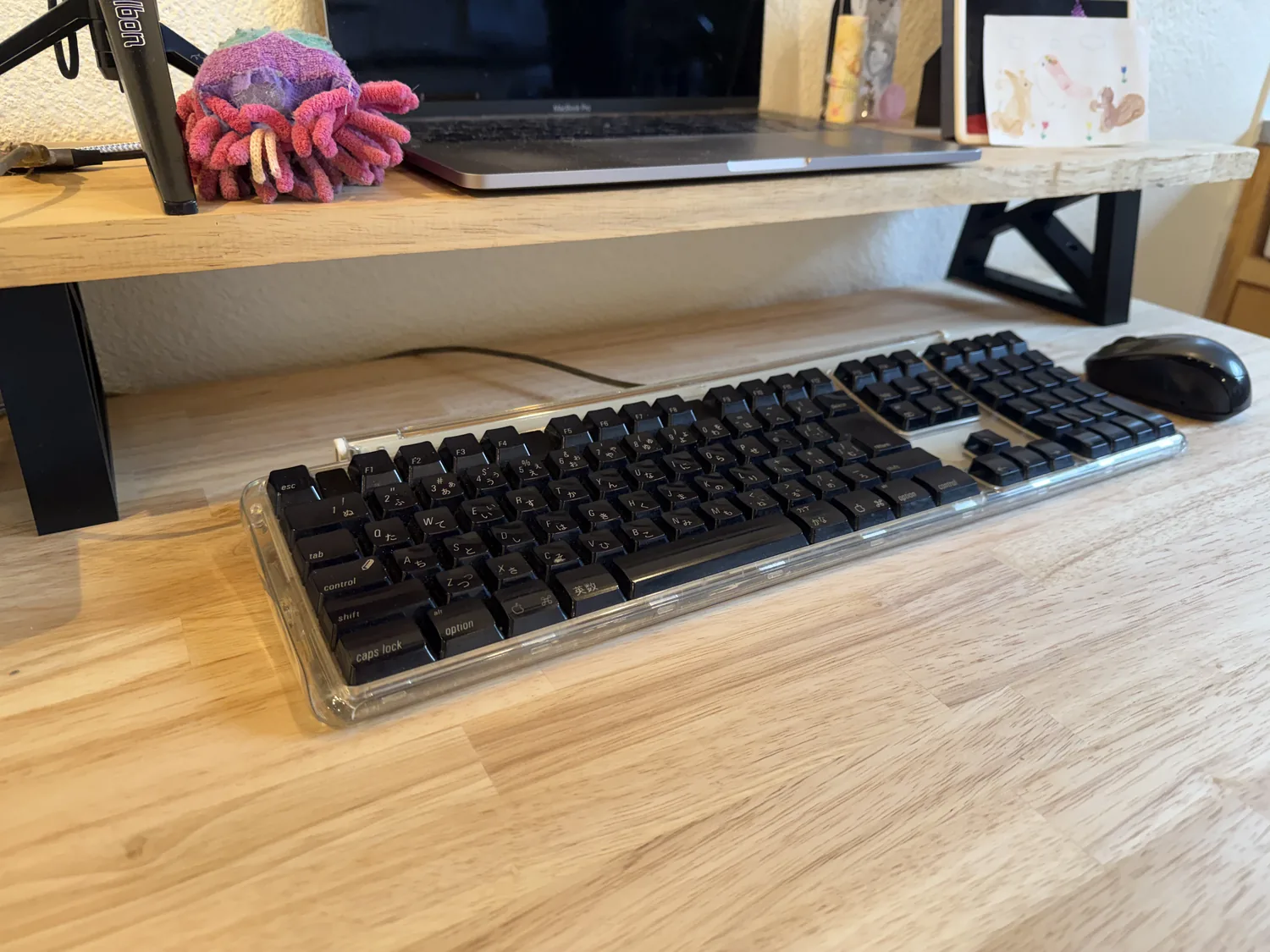 廃材の板を載せたデスクシェルフ。下にキーボードを逃がせる