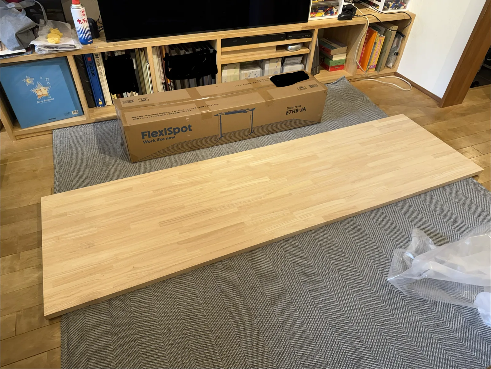 届いた天板と、梱包されたFlexiSpot E7Hの脚