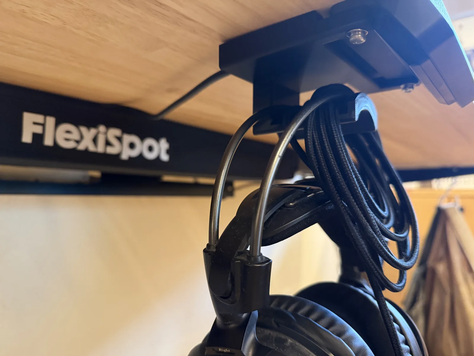 FlexiSpot E7Hの下に取り付けたヘッドホンスタンド
