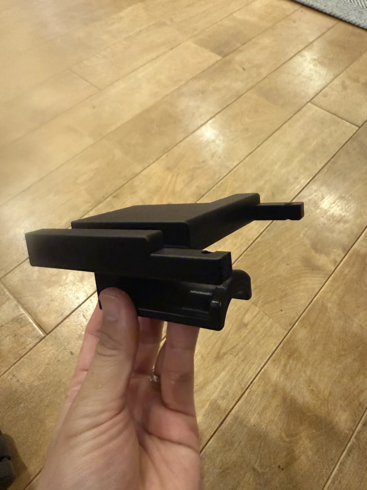 取り付け前の3Dプリントしたヘッドホンスタンド