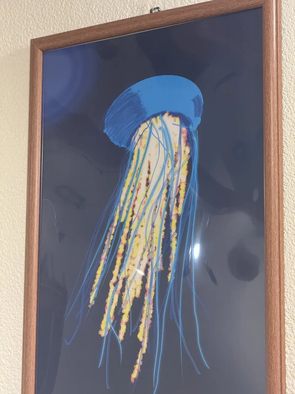 子供がProcreateで描いたクラゲの絵を額縁に入れて飾ったもの