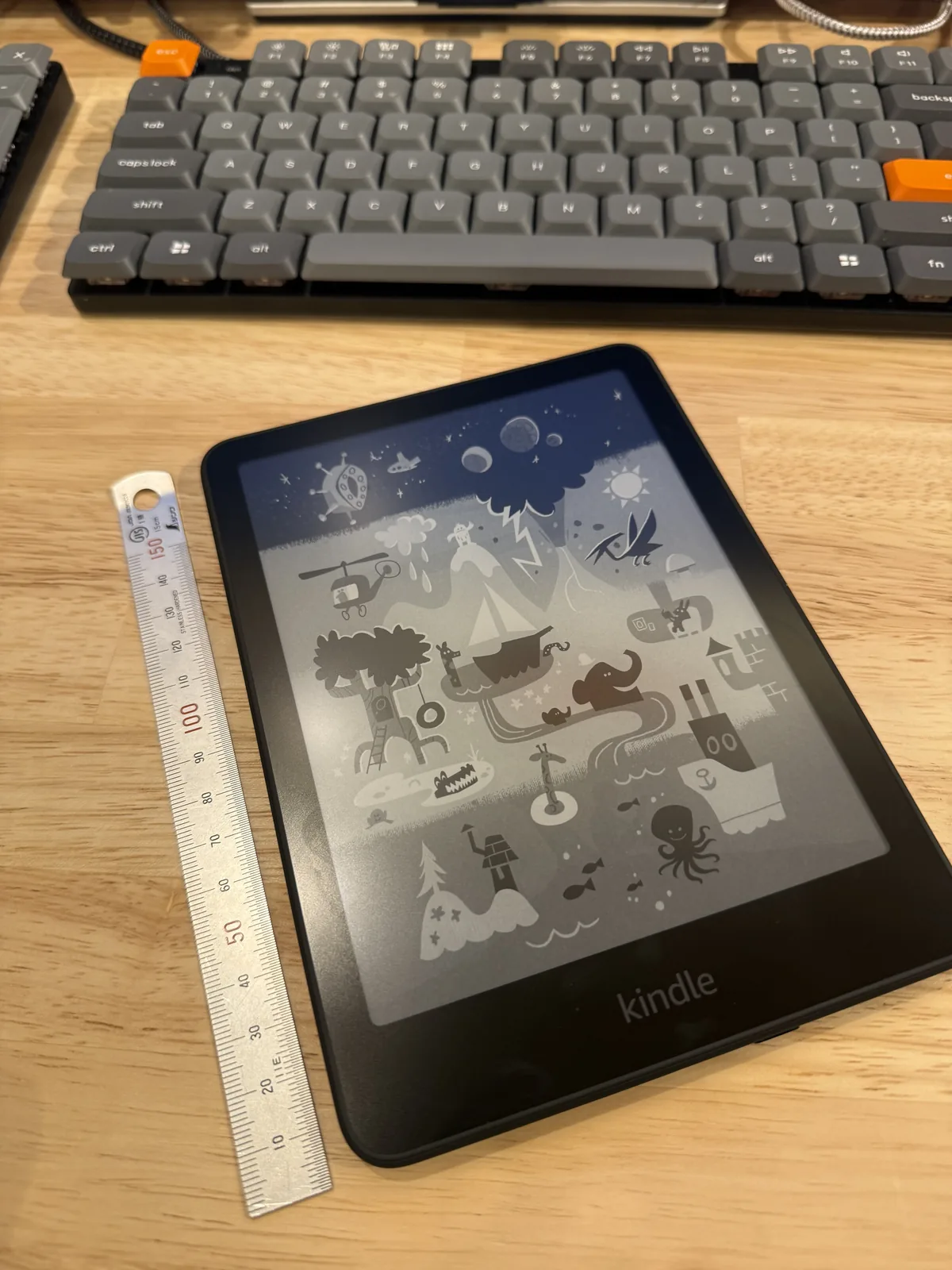 Kindle Paperwhite 16GBと15cm定規を並べて、画面サイズを確認している写真