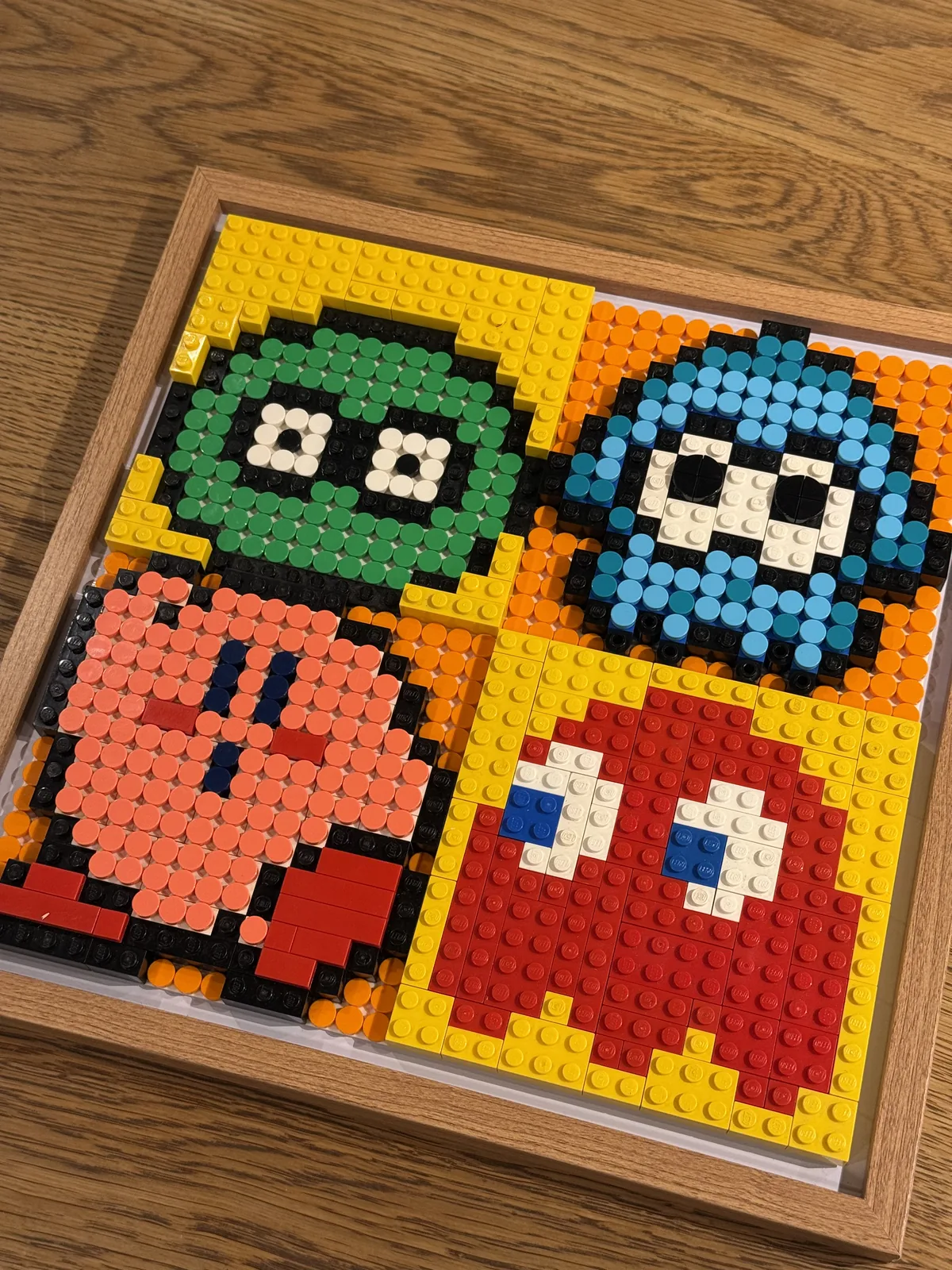余ったピースと手持ちのレゴで作った小さな額装作品