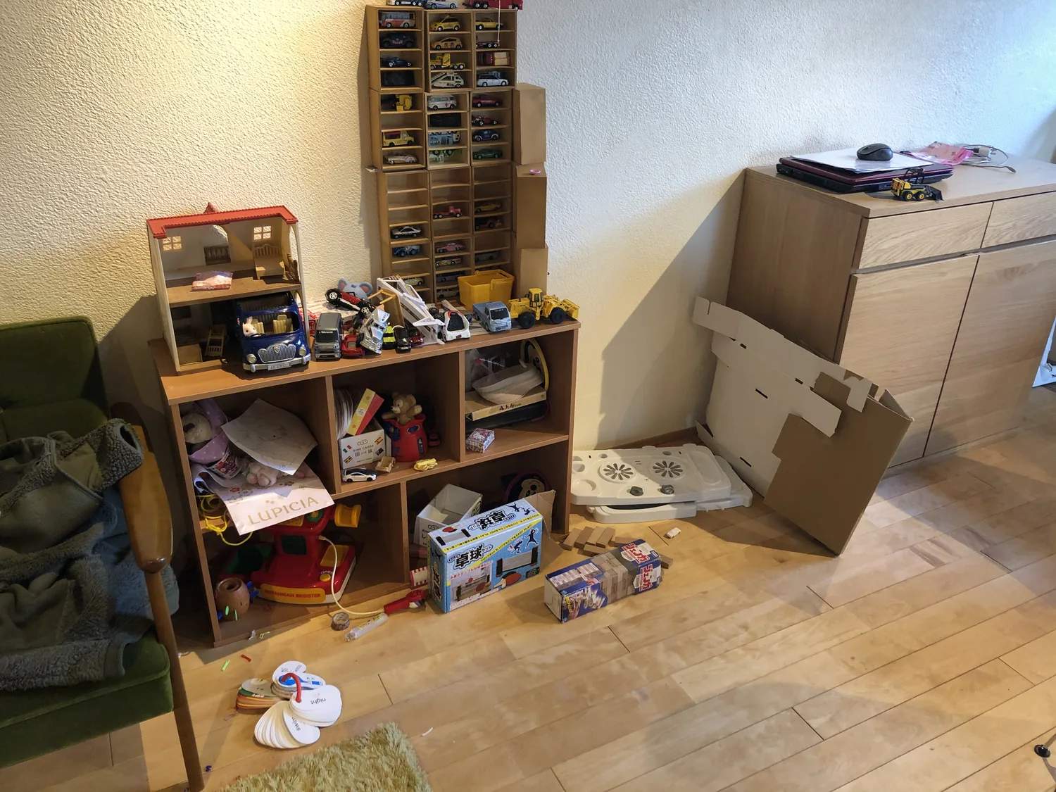 幼稚園前のころ。カラーボックスにおもちゃを入れていた