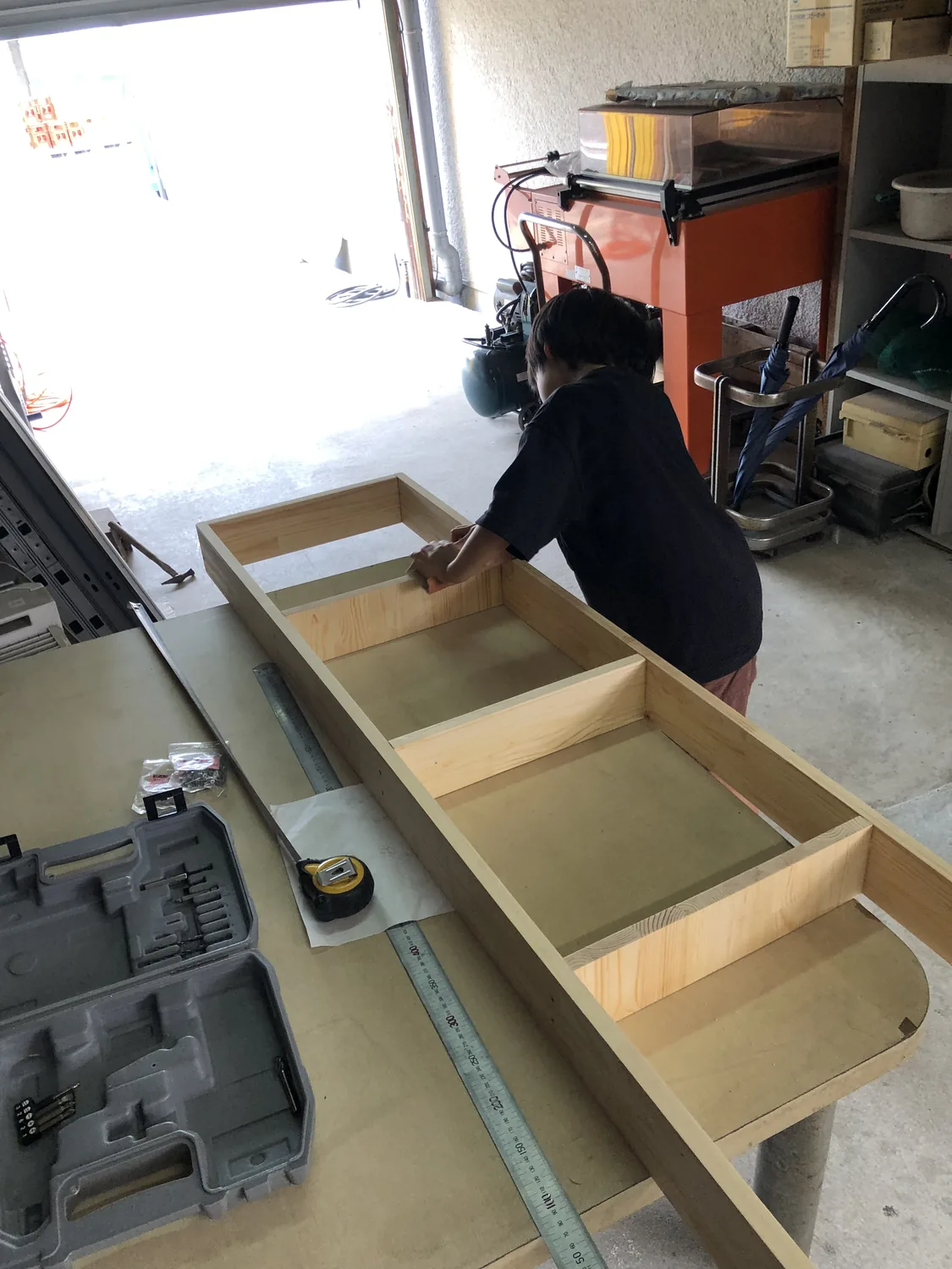 ガレージで拡張用のパーツを作っているところ
